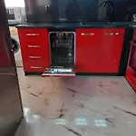 за гости моника