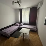 за гости моника *