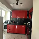 за гости моника *