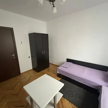 за гости моника